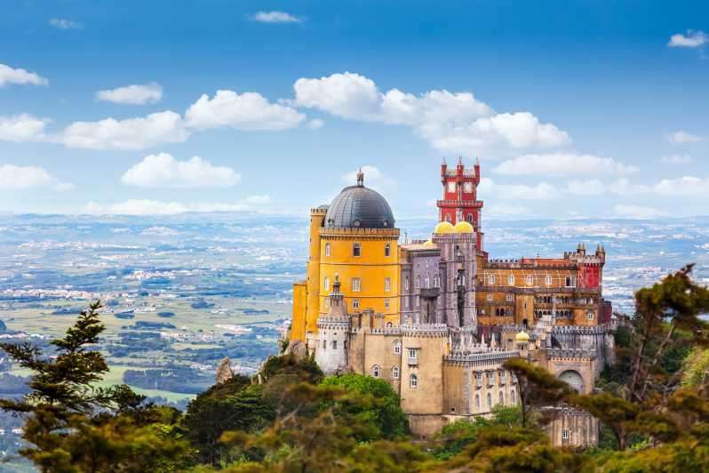 Αυτό το εκκεντρικό ανάκτορο του 19ου αιώνα θεωρείται ένα από τα κύρια αξιοθέατα της Πορτογαλίας, χαρακτηριστικό δείγμα του Ρομαντισμού. Αυτό το εθνικό μνημείο, που στέκεται πάνω σε έναν λόφο στα Όρη Σίντρα, είναι ένα κράμα αρχιτεκτονικών στυλ. Γνωστό για τις πολύχρωμες βεράντες και τις διακοσμητικές πολεμίστρες του, είναι ένας προορισμός που δεν πρέπει να χάσετε  !!!!
