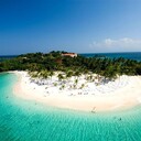 Κάγιο Λεβαντάδο παραλία (Cayo Levantado beach)<br />Το #CayoLevantado είναι ένα νησί στην επικράτεια του οποίου υπάρχει μια δημόσια παραλία προσβάσιμη σε όλους, και μια ιδιωτική φυλασσόμενη περιοχή που ανήκει στο ξενοδοχείο #GranBahiaPrincipeCayacoa . Παρά το γεγονός ότι το νησί είναι απομονωμένο και μπορείτε να το φτάσετε μόνο με νερό, δεν υπάρχει πουθενά ένα μήλο να πέσει στην κορυφή της σεζόν! Και αυτό είναι κατανοητό, γιατί απολύτως όλοι θέλουν να δουν έναν παράδεισο στη γη, απλωμένο μακριά από τον πολιτισμό ...